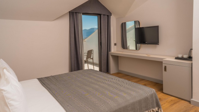 Çatı Katı Oda Havuz Manzaralı