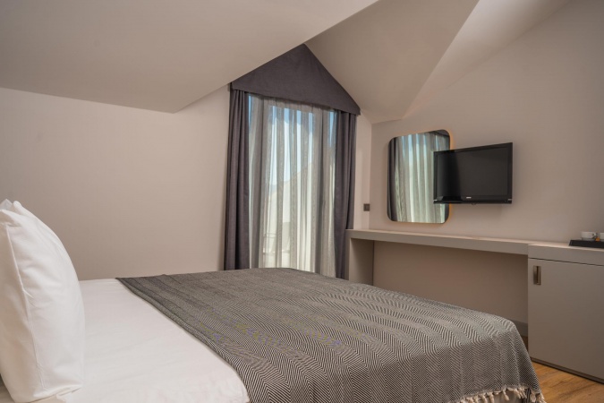 Catı Katı Oda Kara Manzaralı