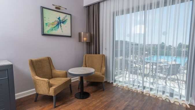 Standart Havuz Manzaralı Oda