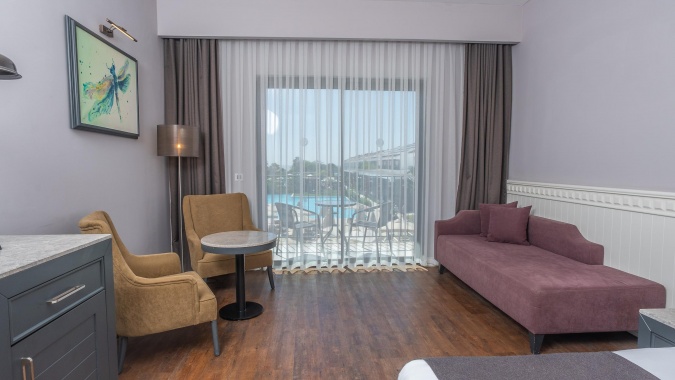 Standart Havuz Manzaralı Oda