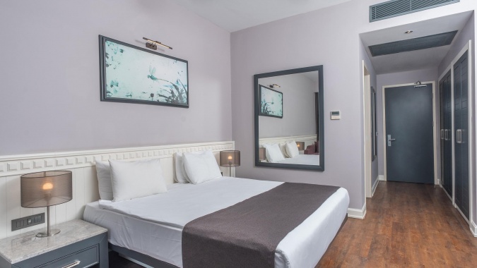 Standart Kara Manzaralı Oda