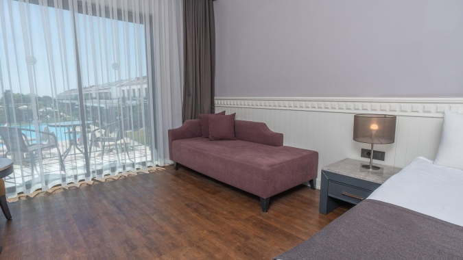 Standart Havuz Manzaralı Oda