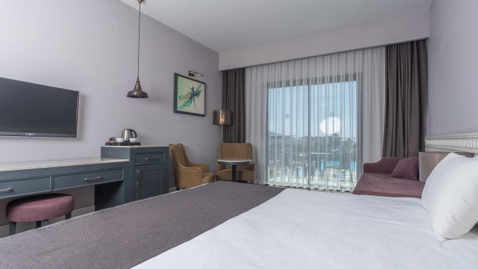 Standart Havuz Manzaralı Oda