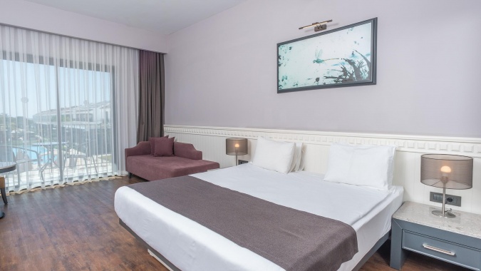 Standart Havuz Manzaralı Oda